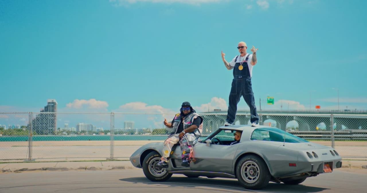 En el video de ‘Sal y Perrea Remix’ también se cuela un atractivo Chevrolet Corvette C3…