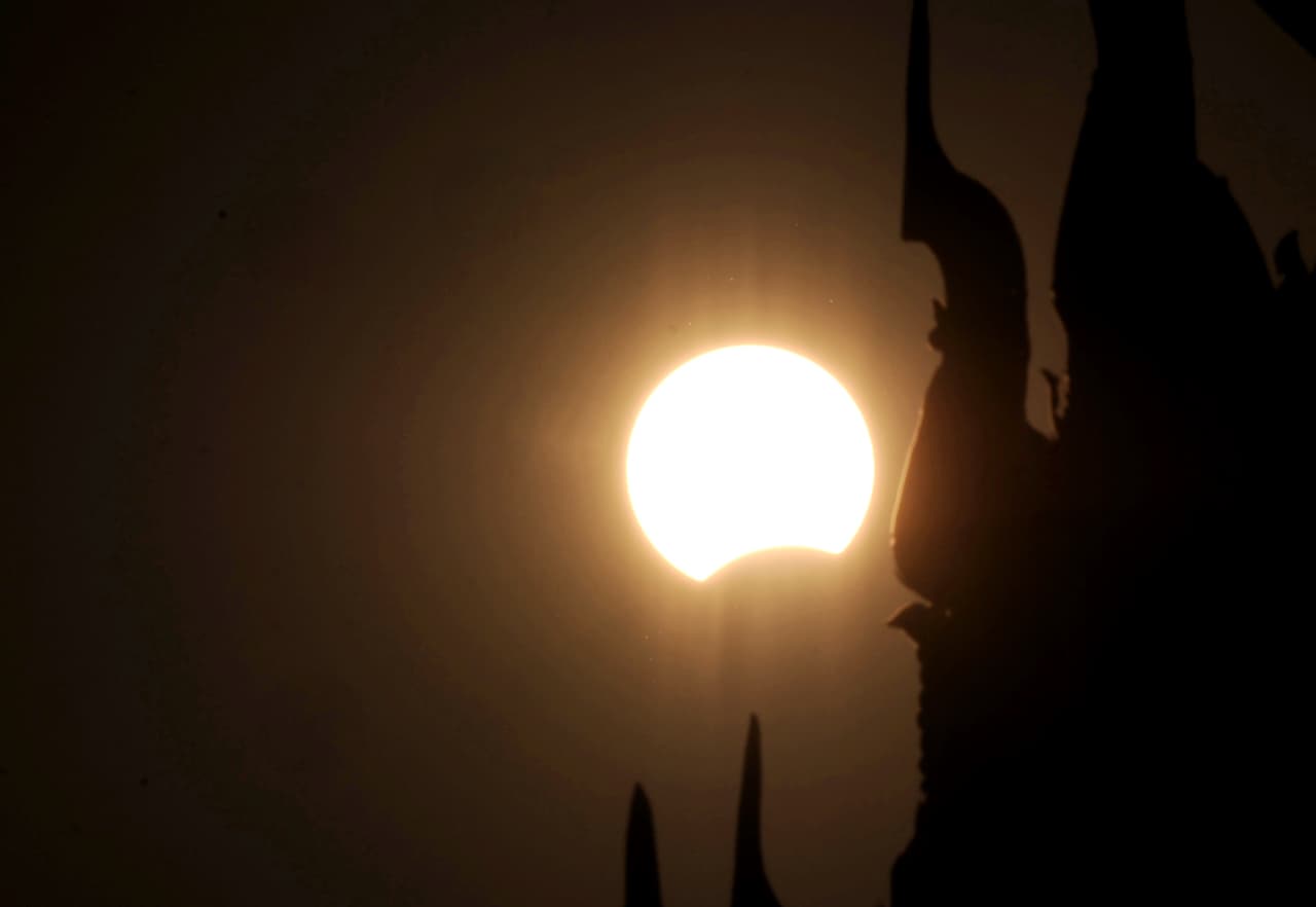 La Luna pasó por delante del Sol durante un eclipse solar parcial en Naypyidaw, capital de Birmania.