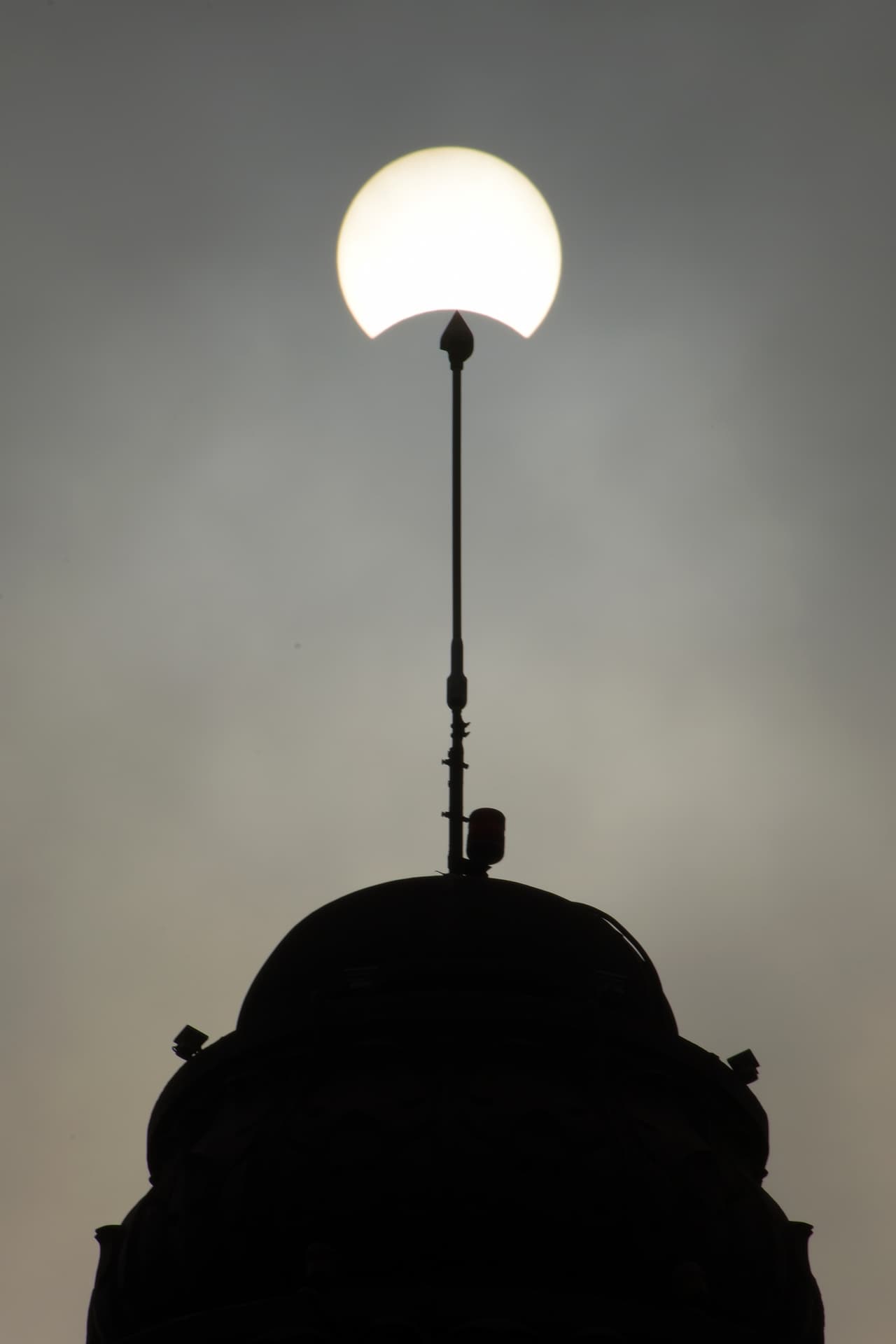 EL eclipse visto arriba de un edificio en Phnom Penh, Camboya.
