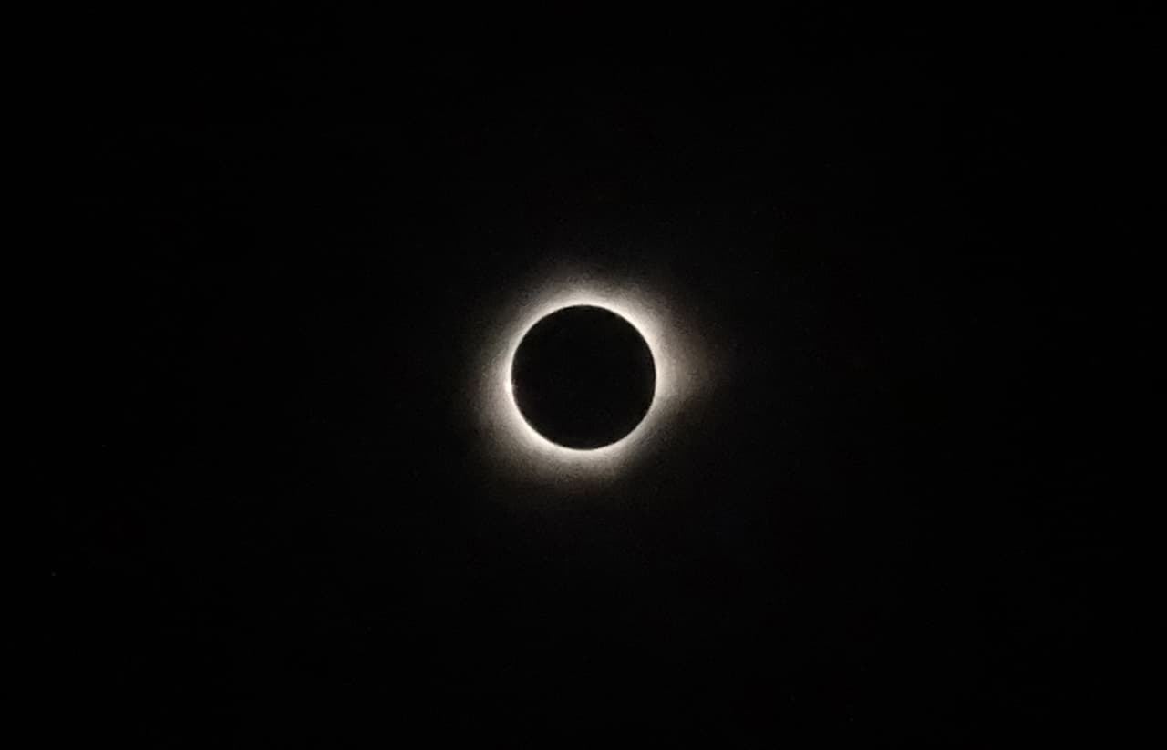 La Luna oscureció completamente el Sol durante el eclipse de Sol que se vió el año pasado. La particularidad del eclipse que se verá el 21 de agosto es que es el primero en 99 años en cruzar de costa a costa los Estados Unidos.