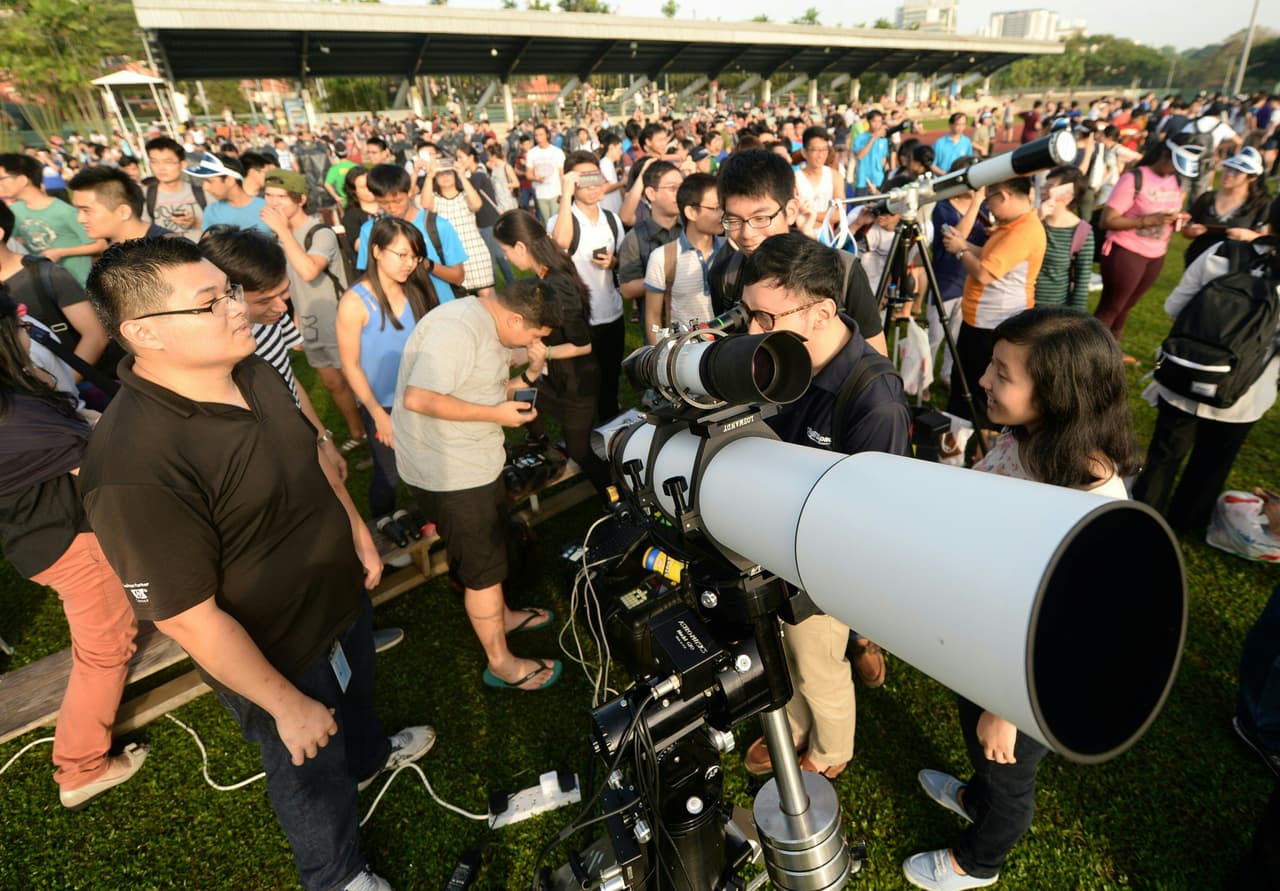 Estudiantes observaron el eclipse a través de un telescopio en la Universidad nacional de Singapur. No hay que olvidar que no es seguro observar este fenómeno a través de un telescopio a no ser que se cuente con los lentes especiales.