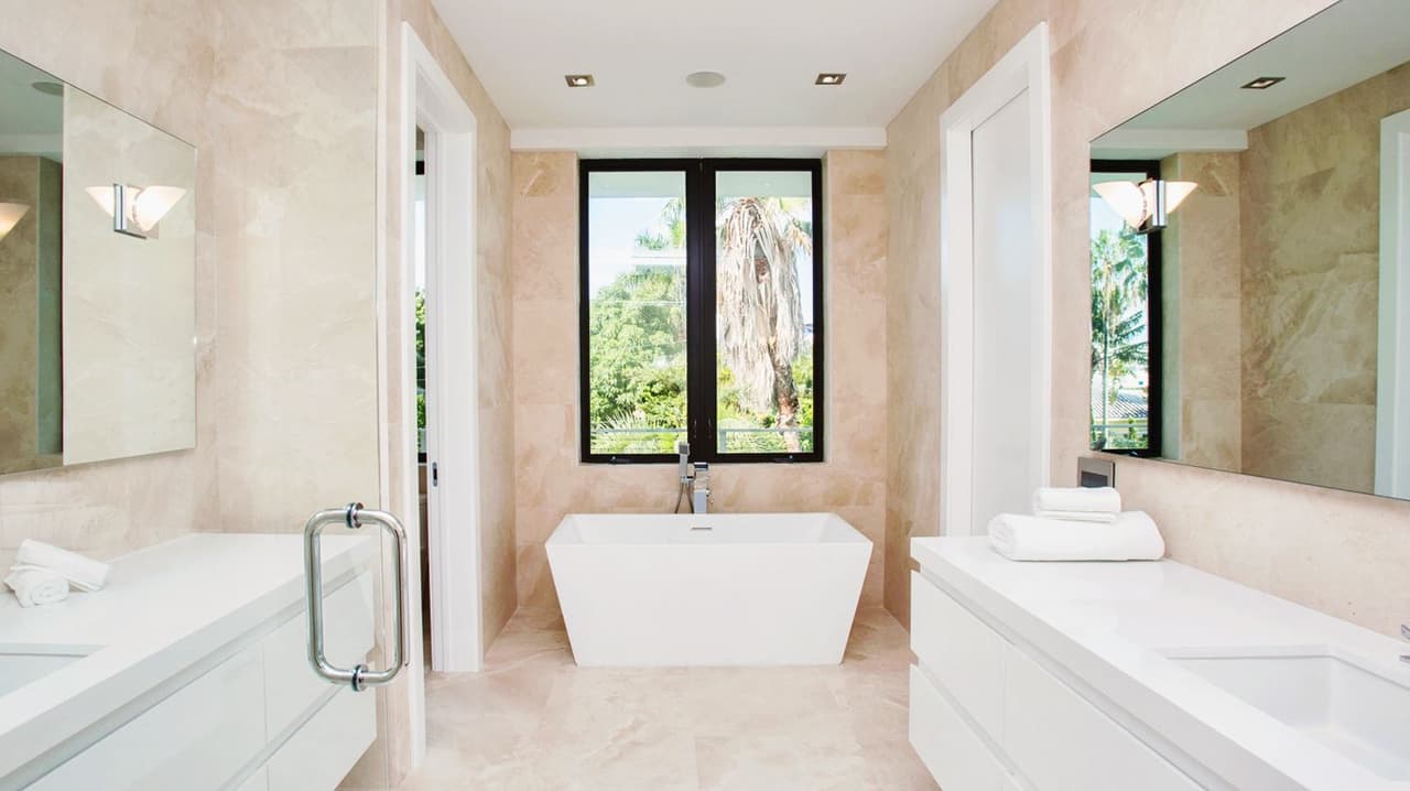 <b>El baño principal es monumental e iluminado. </b>El vestidor del cantante podrá albergar desde la primera gorra que compró hasta sus últimas zapatillas deportivas.