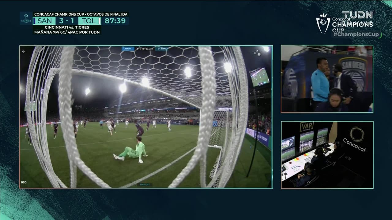 ¡Expulsión! El árbitro saca la roja directa a Jeppe Tverskov.