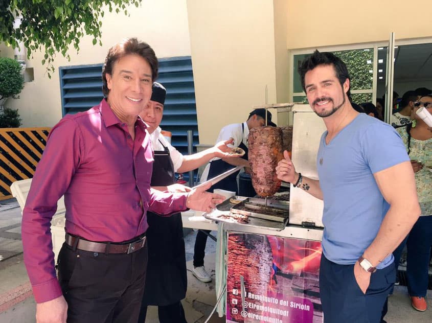 De vez en cuando hay que romper la dieta, por eso José y Fernando Allende se comieron unos ricos tacos al pastor.
