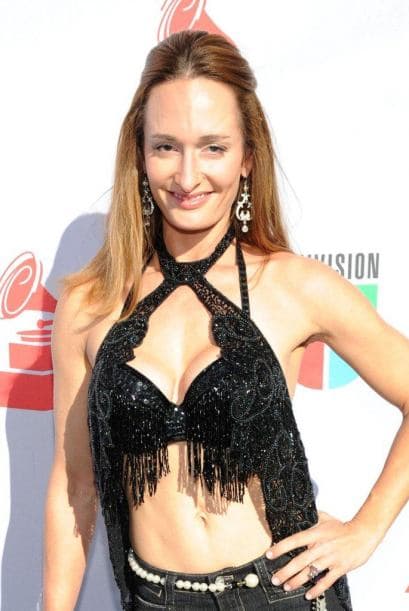 ¿Qué  famosas acapararon todas las miradas de los caballeros? Recordemos algunos de los escotes mas sexys y pronunciados en la historia de la alfombra de Latin GRAMMY.  D'Manti - Latin GRAMMY 2010.