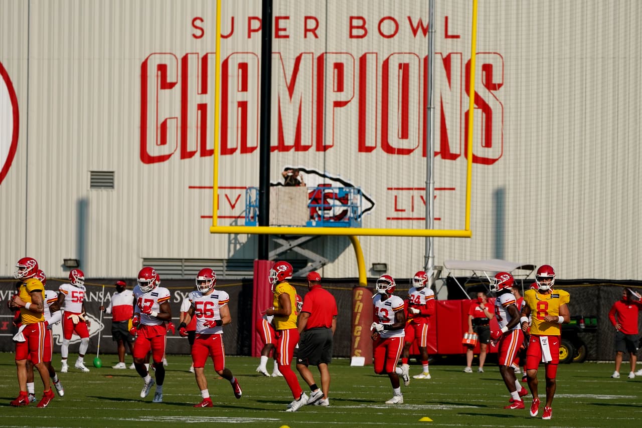 <b>Kansas City Chiefs</b>
<br>Este equipo sólo solidificó su roster y, mientras tengan a Andy Reid y Patrick Mahomes juntos, es difícil no esperar grandes cosas de los ganadores del año pasado y, quien sabe, esperar verlos de nuevo en el Super Bowl.