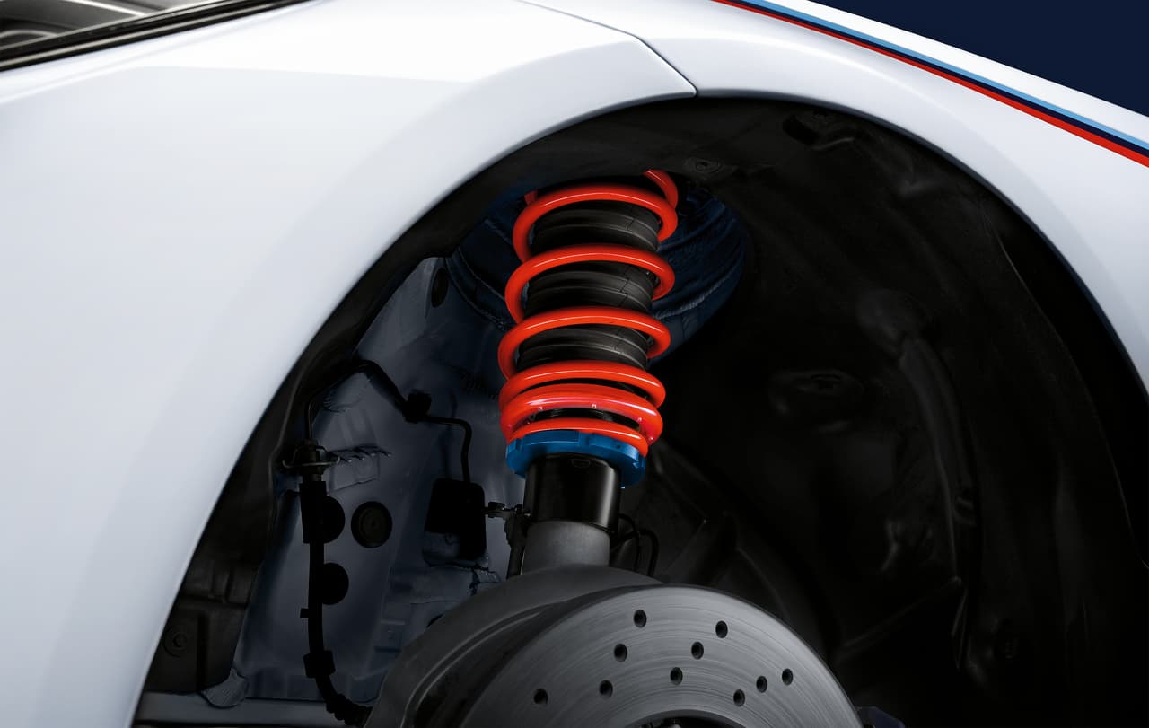 M Performance también ofrece un sistema de resortes helicoidales que estará disponible para los modelos M3 y M4, que disminuye la separación del suelo entre 5 y 20 milímetros (entre 0.19 y 0.78 pulgadas). Esto hará que el vehículo cuenta con diámicas de manejo deportivo mucho más agresivas.