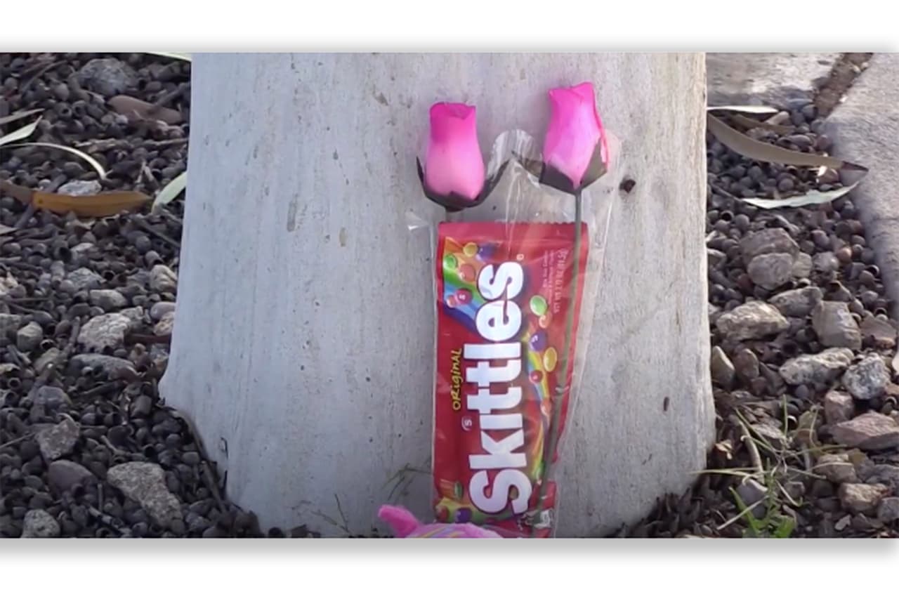 Familiares, amigos y vecinos de la familia Bell Brown colocaron caramelos y flores para recordar a la pequeña Summer.