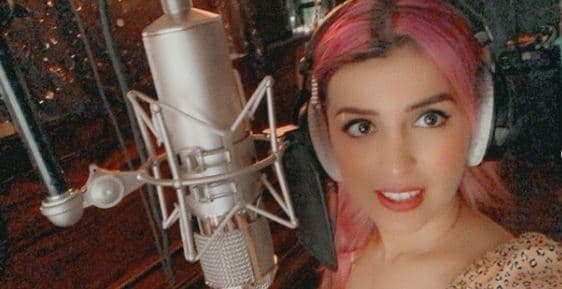 Pero esto no significa que haya abandonado la música. Al contrario, sigue tan inmersa en este mundo como antes.