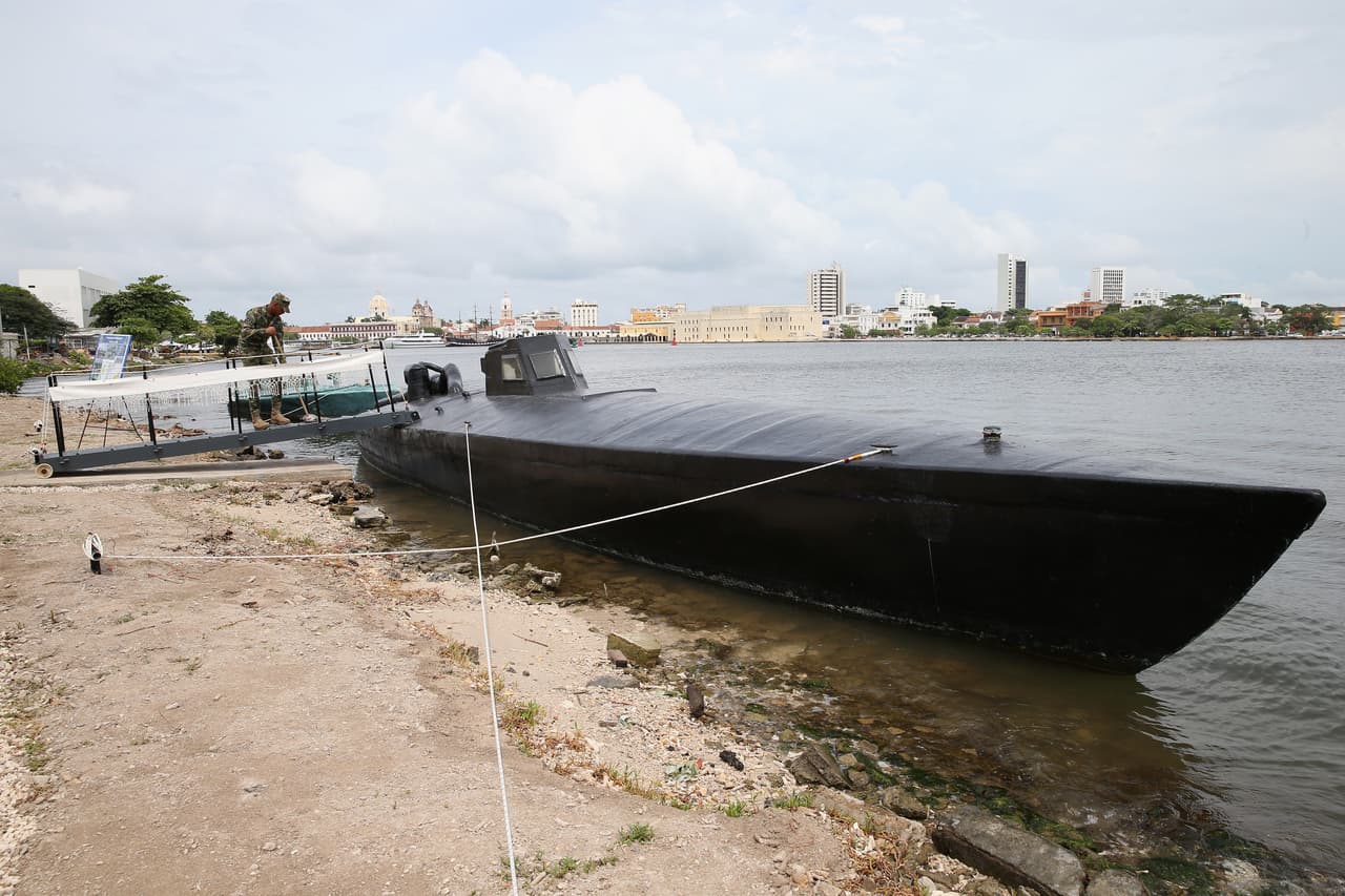 Dan fuerte golpe a una banda de traficantes que usó aviones y submarinos para traer cocaína a EEUU