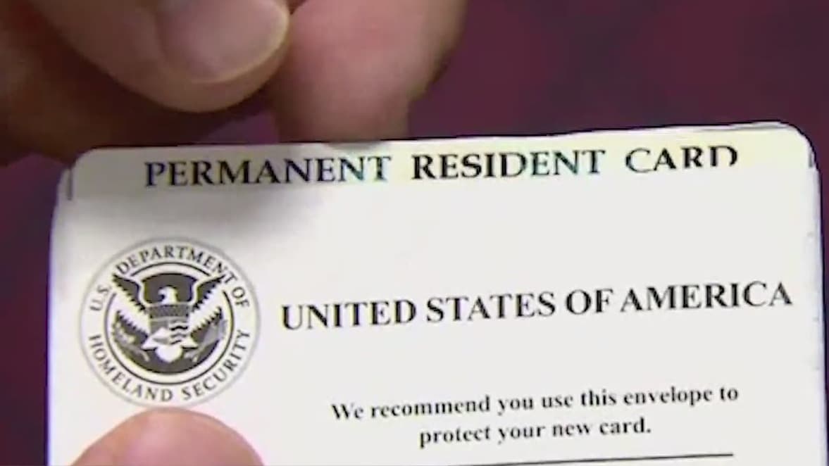 Un abogado de inmigración explica que la constancia de vacunación deberá presentarse como parte del examen médico que forma parte del trámite para obtener la residencia permanente.