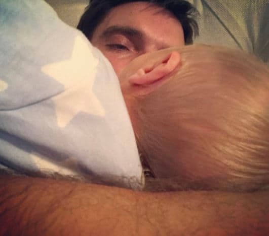 En febrero, Julián Gil obtuvo una respuesta favorable por parte de los jueces federales: dejó sin efecto la retención del 20 por ciento de su salario y se mantuvo en el ya existente de 10 por ciento. Además, el actor consiguió que se suspendieran las convivencias con su hijo en el centro gubernamental, porque el pequeño estaba siendo afectado en su privacidad y emociones.