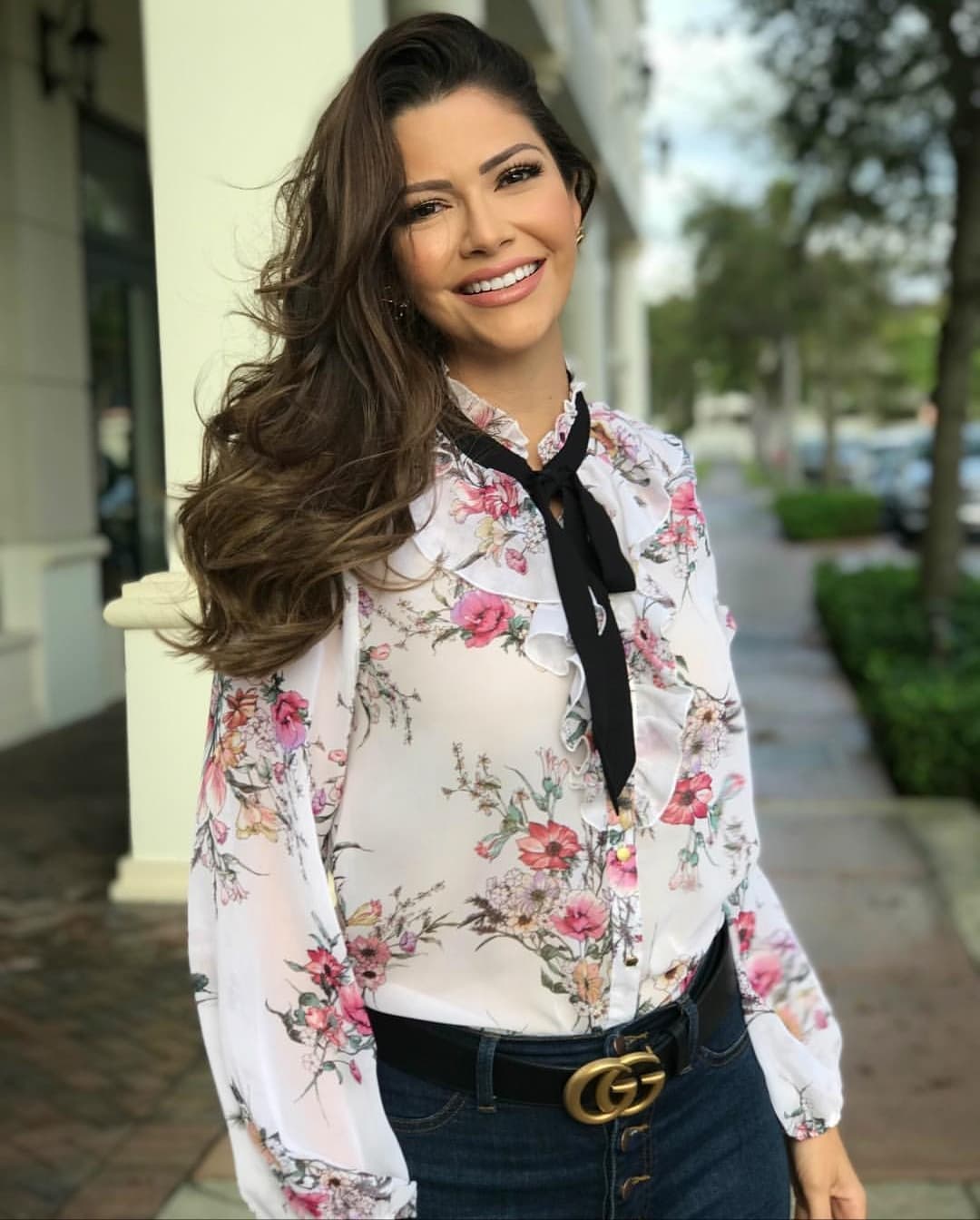 Ana Patricia luce radiante con una blusa de flores rosas, este look es fresco y casual.