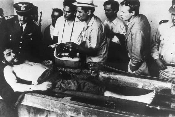 Ernesto 'Che' Guevara: Fue uno de los ideólogos de la Revolución cubana y cuando murió, el 9 de octubre de 1967, su cuerpo fue colocado exhibido en público. El destino final de sus restos había sido un misterio hasta que el 28 de junio de 1997 un equipo de científicos cubanos los encontré en Valle Grande, Bolivia. El 12 de julio de 1997 los presuntos restos fueron llevados a Cuba.