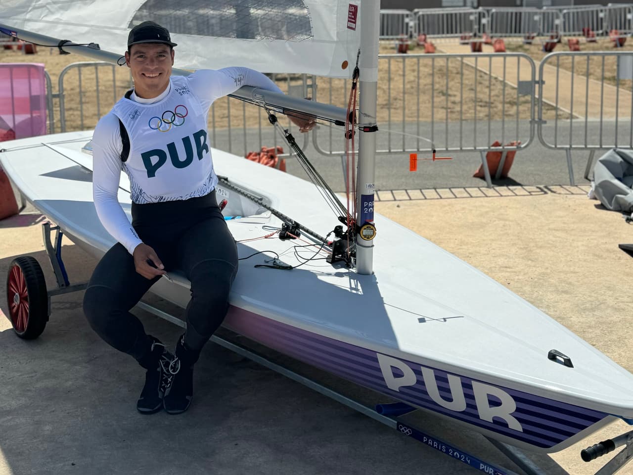 <h2 class="cms-H2-H2">Pedro Fernández</h2>
<br>Vela, ILCA 7
<br>
<br>
<br>Es nacido en Cuba, pero creció en Puerto Rico de la mano de su padre. Clasificó a la justa parisina, durante los Juegos Panamericanos celebrados en Santiago de Chile en el 2023. Este finalizó en la sexta posición para obtener una de las dos cuotas olímpicas disputadas.
<br>
<br>
<h3 class="cms-H3-H3">¿Cuándo será su participación?</h3>
<br>Jueves 1, viernes 2 y sábado 3, domingo 4 y lunes 5 de agosto