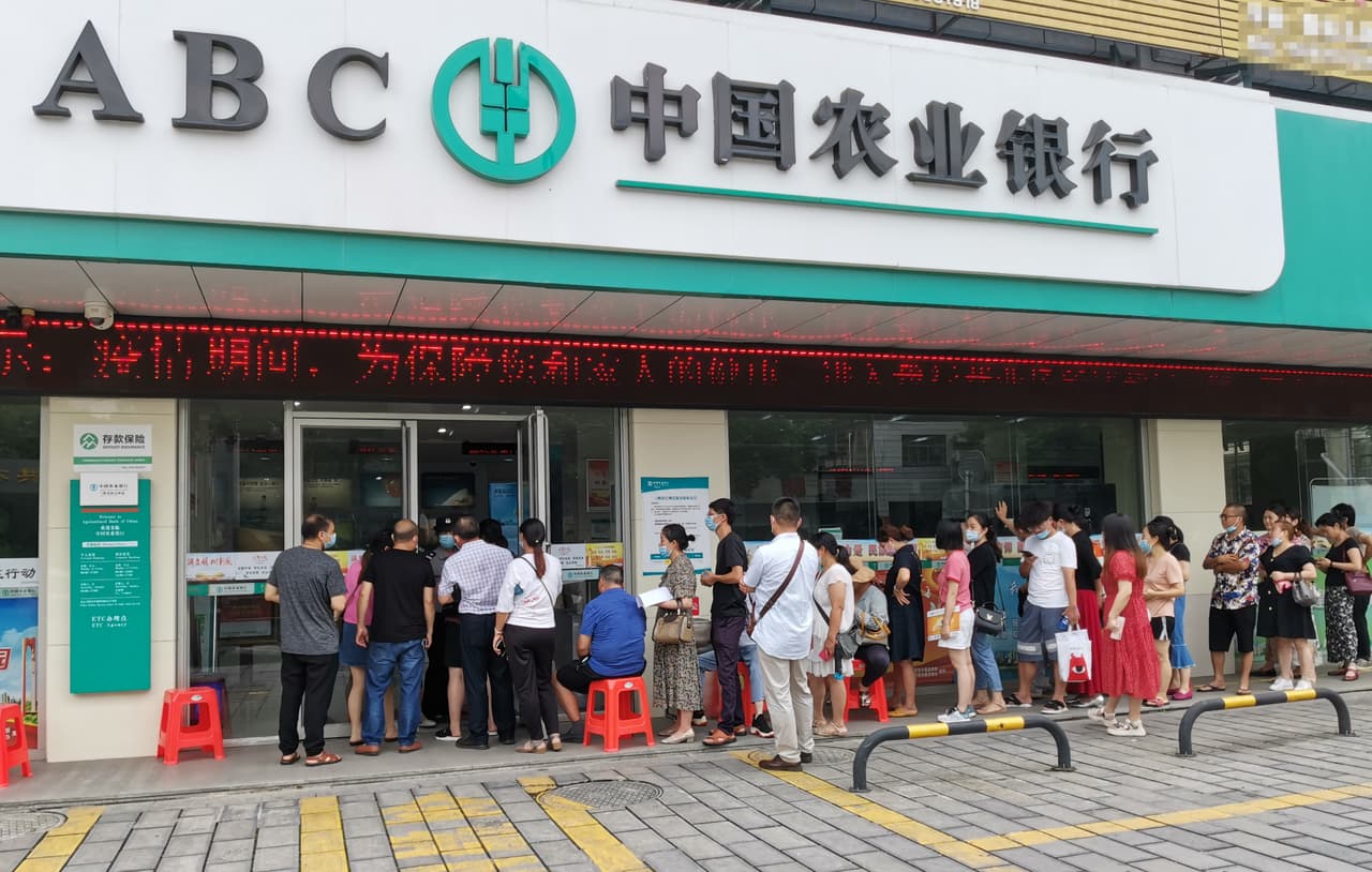 <b>Puesto 19. Banco Agrícola de China</b>
<br>
<br>Valor de la marca en 2021: 53,100 millones de dólares.
<br>
<br>Cambio en el valor de la marca de 2020 a 2021: -2.8% (-1,500 millones de dólares).
<br>
<br>Sector: banca.
<br>
<br>País: China.
<br>
<br>A pesar de la crisis financiera mundial del año pasado, esta marca sigue siendo una de las de más rápido crecimiento en la última década. 
<br>
<br>Ha crecido un 435% desde 2021. Solo otra marca importante ha aumentado su valor más rápidamente en ese período de tiempo: Amazon.
<br>
<br>Según el análisis, las empresas chinas deben parte de su éxito a ser estatales, además del fácil acceso que tienen a una de las bases de consumidores más grandes del mundo. 
<br>