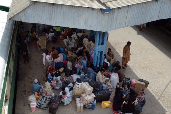 La temperatura bajó en las últimas horas de 45º a 38º grados centígrados gracias al viento. En la imagen, pasajeros en una estación de tren esperan bajo la sombra.