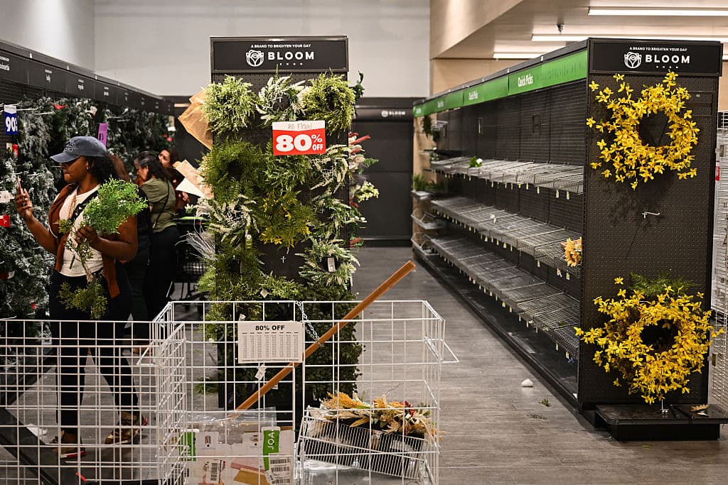 Los directivos de JoAnn señalaron que ya no venden
<b>nada a través de la página web</b>. Todas las compras se tienen que hacer
<b> en las tiendas, personalmente.</b>