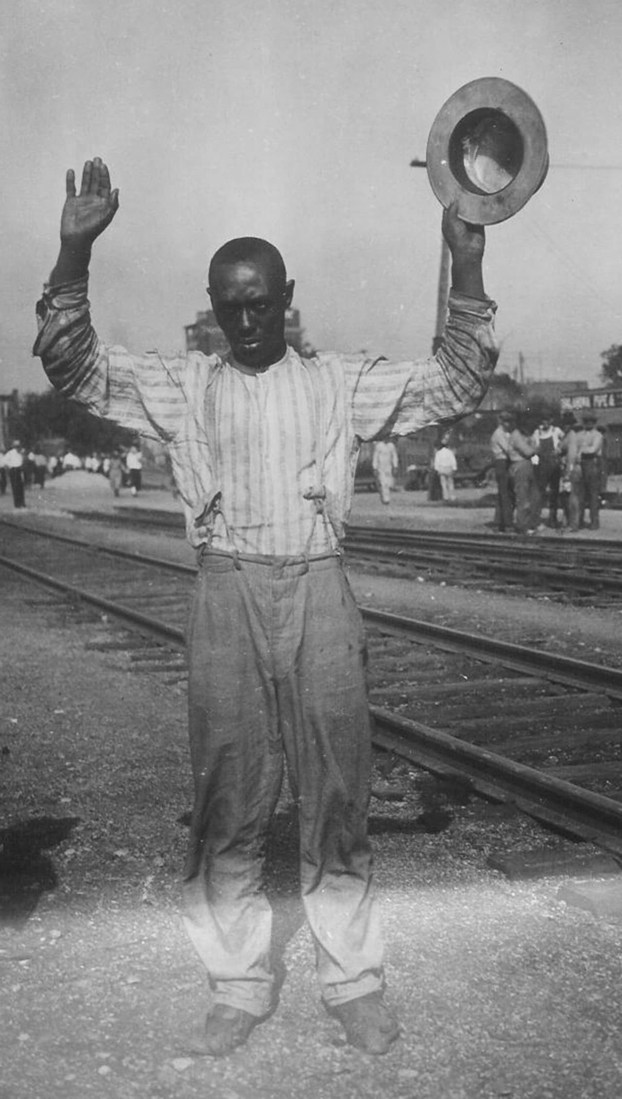 <b>Un hombre afroestadounidense muestra sus manos en señal de rendición. </b>
<br>
<br>El éxito de la comunidad negra provocó la incomodidad de algunas personas blancas en Tulsa, dijo a CNN Mechelle Brown, 
<a href="https://www.cnn.com/2020/06/01/us/tulsa-race-massacre-1921-99th-anniversary-trnd/index.html"><u>directora del Centro Cultural de Greenwood</u></a>. "¿Cómo se atreven estos negros a tener un piano de cola en su casa y yo no tengo un piano en mi casa?", una de las frases dichas por los atacantes de Tulsa, según Brown.