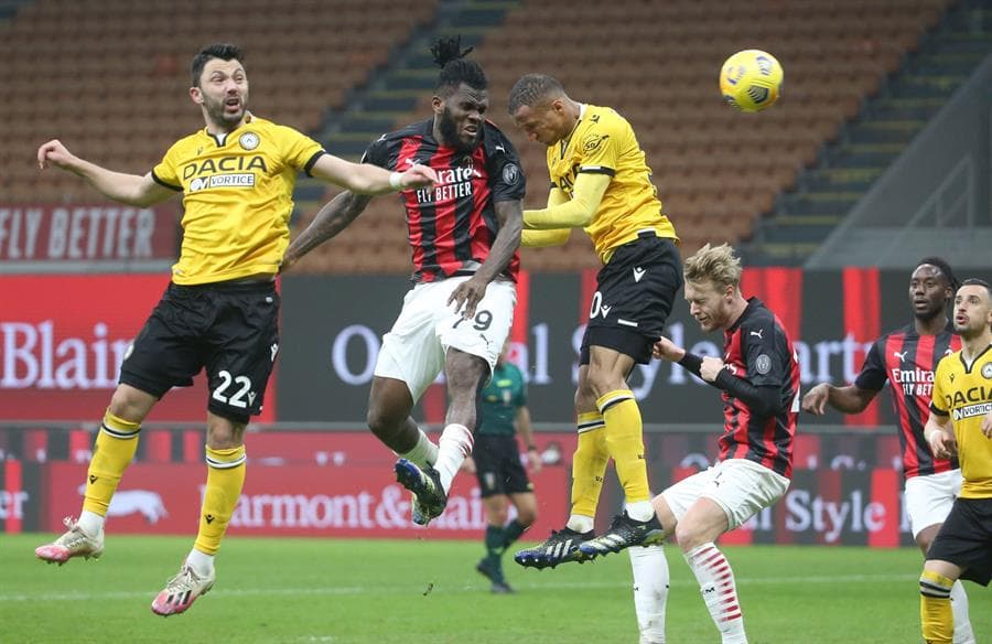 Milan rescata empate tras penal marcado ante el Udinese para terminar 1-1. Rodrigo Becao fue el autor del gol que le daba la victoria parcial a los 'Bianconeri', pero una mano de larsen de último minuto, marcó penal para los 'Rosonneri' y Kessie se encargó de anotar e igualar el marcador en esta Jornada 25 de la Serie A.