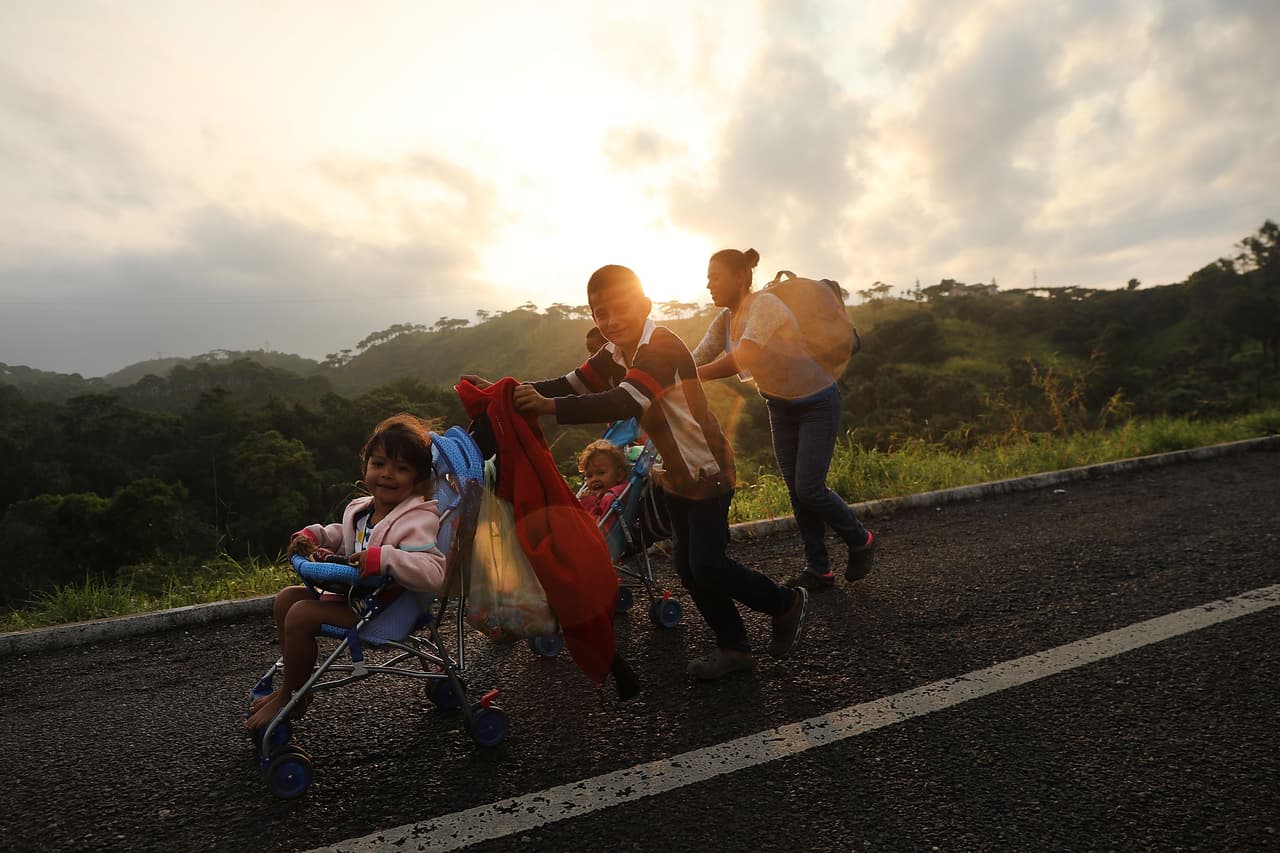 Una caravana sale de Honduras rumbo a Estados Unidos en busca de asilo