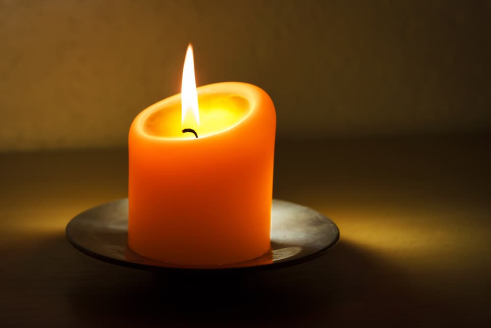 Puedes usar una típica vela blanca, que representa pureza, pero también actualmente existen varias velas con usos particulares. Una vela naranja combina los 'poderes' de una amarilla, que trae prosperidad y espiritualidad, con una roja, que atrae amor y pasión.