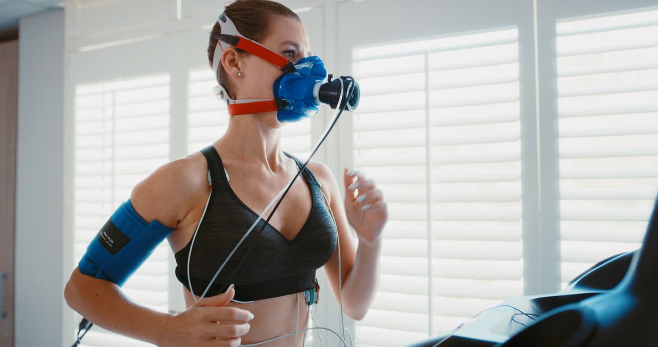 <b>VO2 máximo.</b> Esta es la evaluación más precisa de la salud cardiorrespiratoria y 
<b>mide la capacidad del corazón y los pulmones para absorber oxígeno</b>, distribuirlo por todo el cuerpo y convertirlo en energía celular. Muchas pulseras inteligentes miden este valor, aunque para una medición precisa es necesario acudir a un laboratorio ya que se requiere un equipo especial.