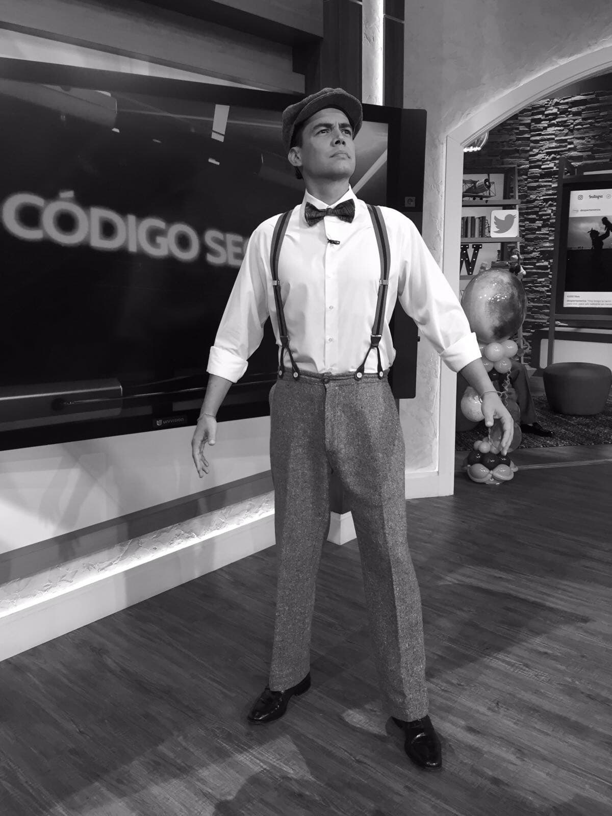 Los tirantes fueron el accesorio estrella de la moda varonil durante los años 20 y Orlando Segura nos mostró como se veían.