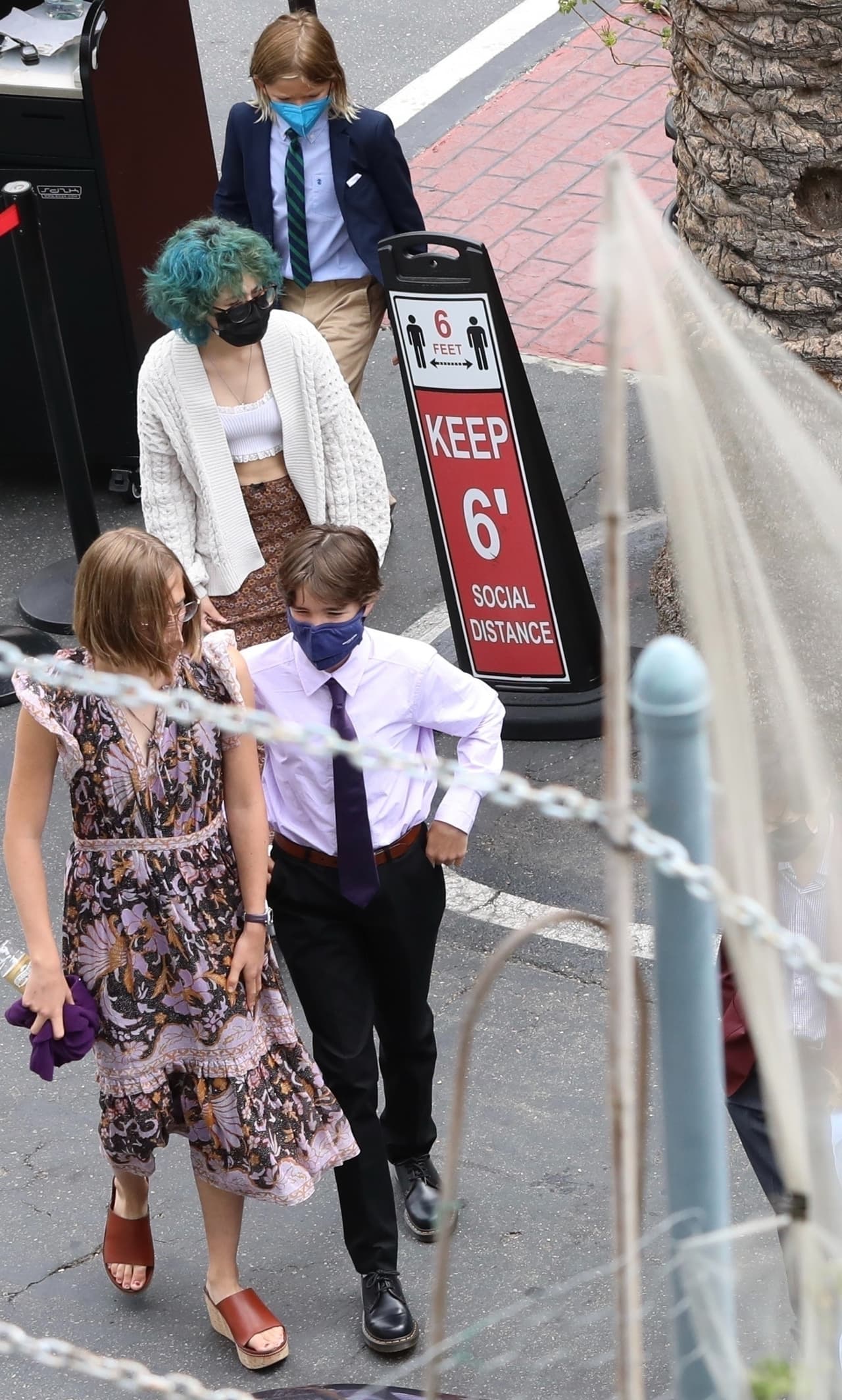 Y es que el exclusivo Magic Castle exige que todos los asistentes "deben vestirse con ropa de noche o traje de negocios que sea 
<b><a href="http://www.magiccastle.com/visiting/" target="_blank">conservador, formal y elegante</a></b>", según dicta su sitio web.
<br>