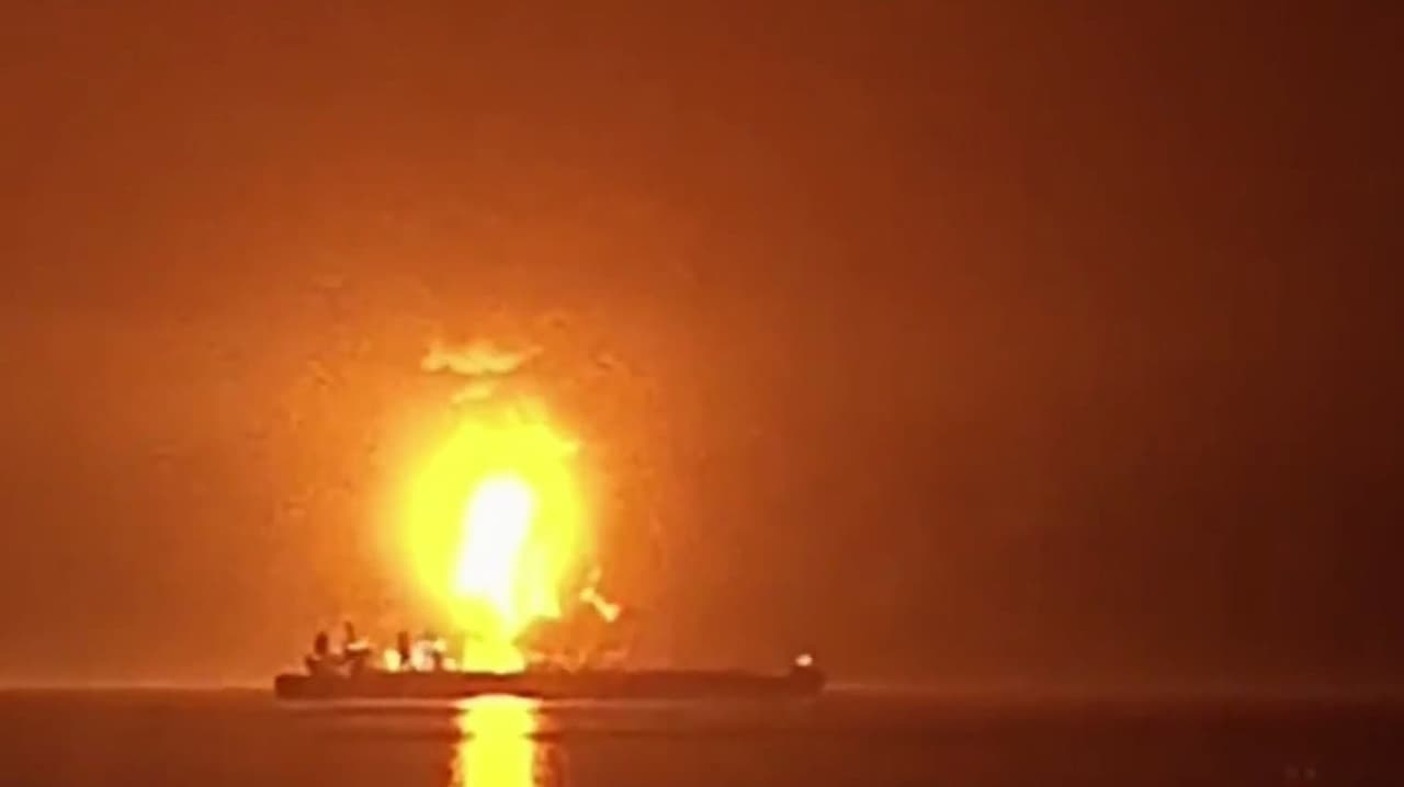 Guerra con Irán: Captan imágenes de barco en llamas en aguas del Golfo Pérsico