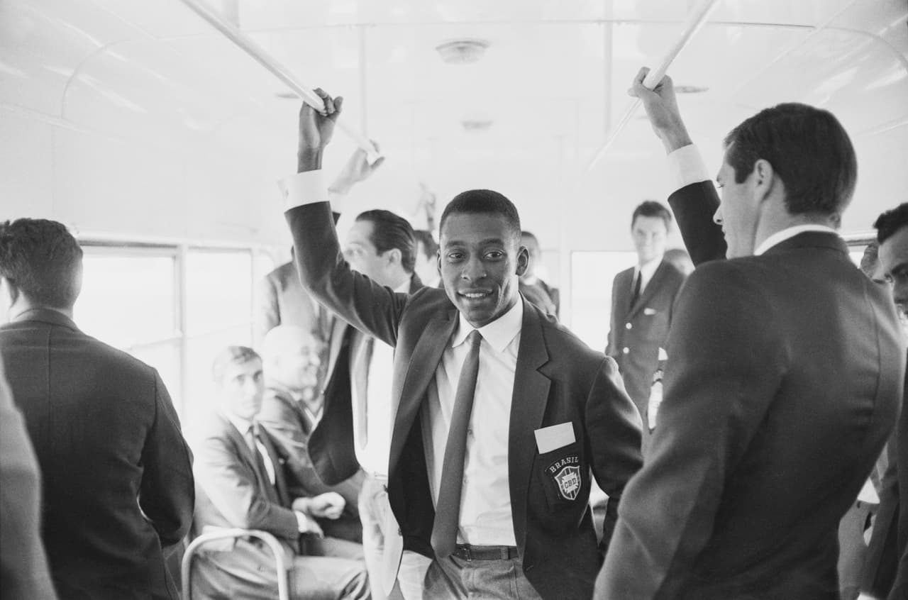 En esta imagen, Pelé aparece con sus compañeros de equipo de la selección nacional viajando en un autobús a su llegada al Reino Unido para la Copa Mundial de la FIFA de 1966, Reino Unido, 25 de junio de 1966.