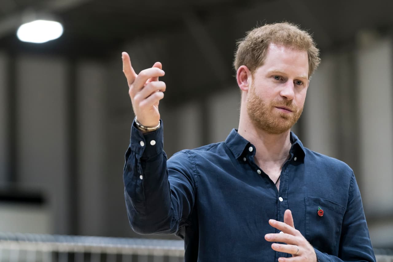 Acto seguido, 
<b>Harry levantó su mano </b>izquierda en medio de sonrisas y vitoreos.