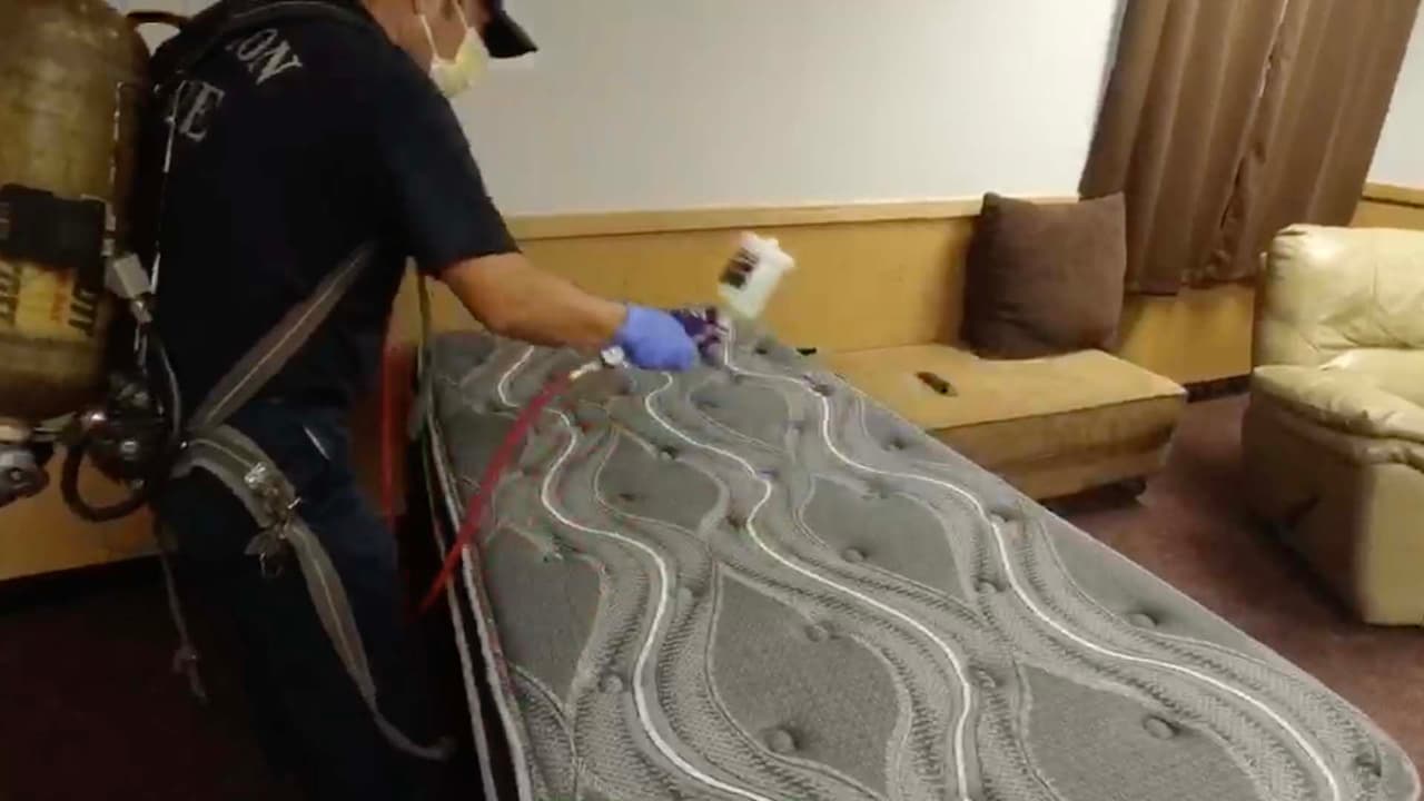 Las camas donde duermen los elementos de bomberos también deben ser desinfectadas con mucho cuidado.