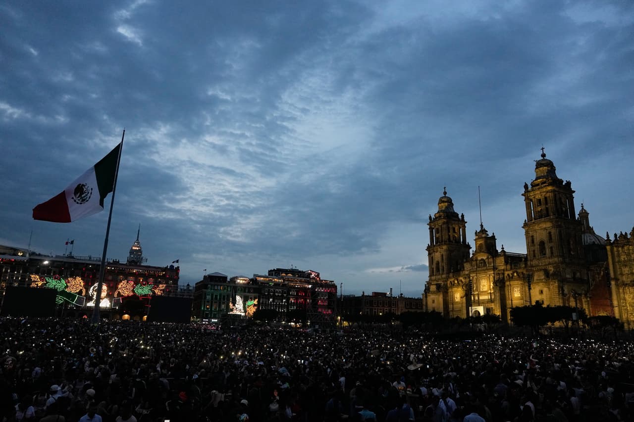 La gente se reúne para el tradicional «Grito de Independencia» de la presidenta mexicana Claudia Sheinbaum, con el que se inician las celebraciones del Día de la Independencia en el Zócalo —la plaza principal de Ciudad de México— el martes 15 de septiembre de 2026.