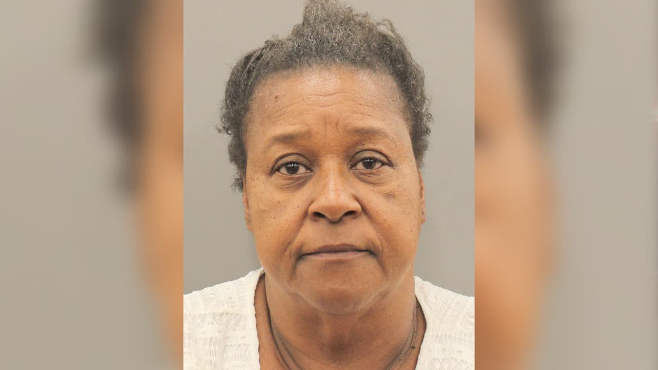 Acusan a una mujer de 67 años de matar de un balazo a un familiar afuera de una funeraria en Texas