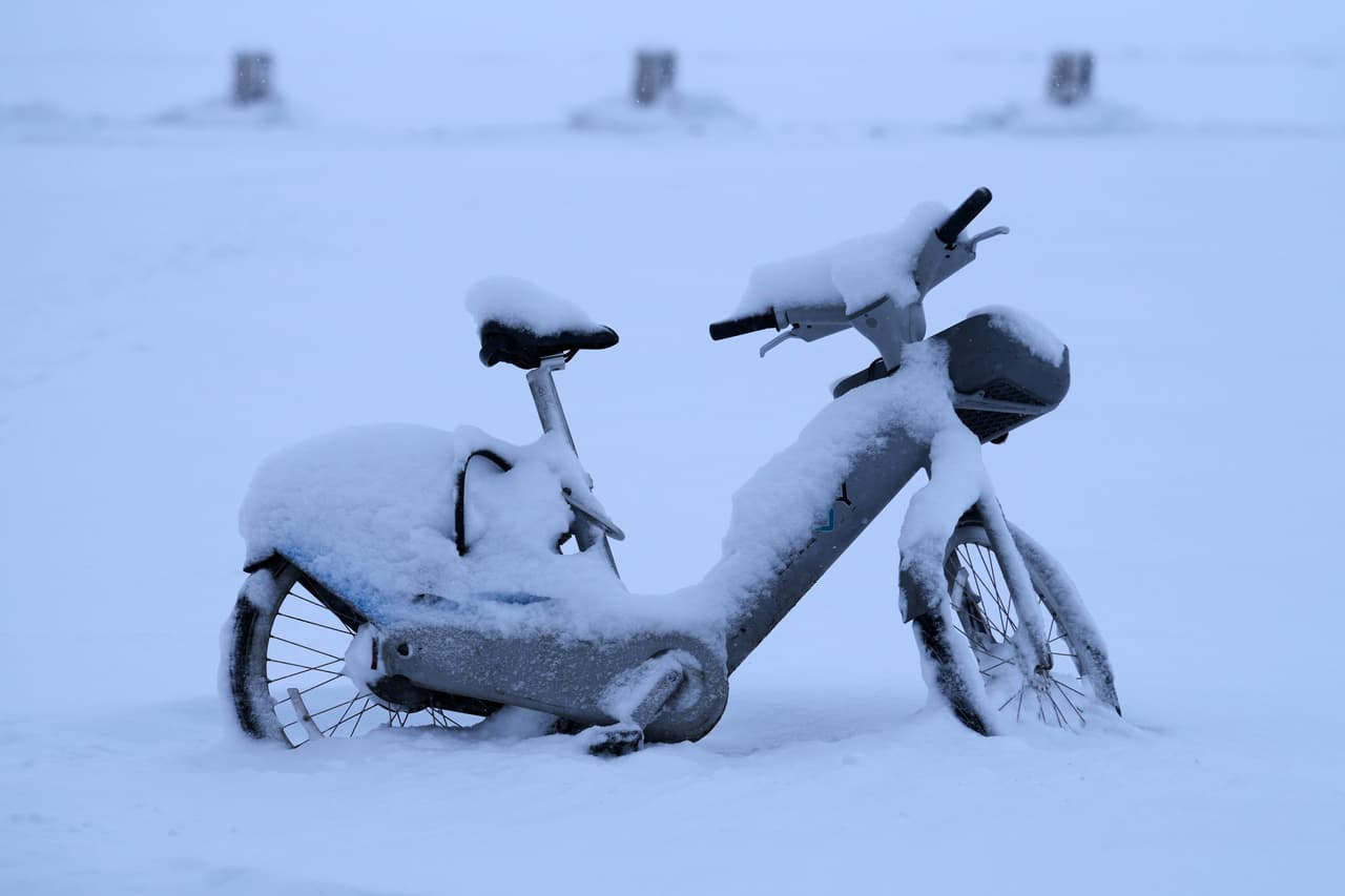 A bicycle is covered with scow at North Avenue beach in Chicago, Sunday, Jan. 25, 2026. (AP Photo/Nam Y. Huh)