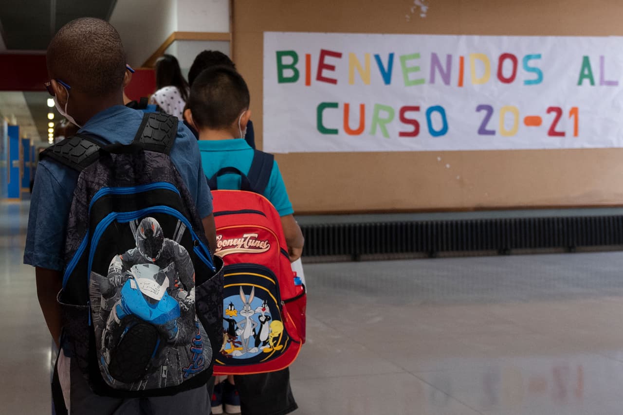 Los contribuyentes, que reportaron al menos un hijo (16 años o menos) en su declaración de impuestos estatales de 2019, recibieron la subvención automáticamente; sin embargo, algunos residentes deben llenar una 
<a href="https://www.ncdor.gov/extracredit#aboutextra-credit-grant-program-extended-application--coming-soon---who-is-eligible-" target="_blank">solicitud</a> para recibir el pago.