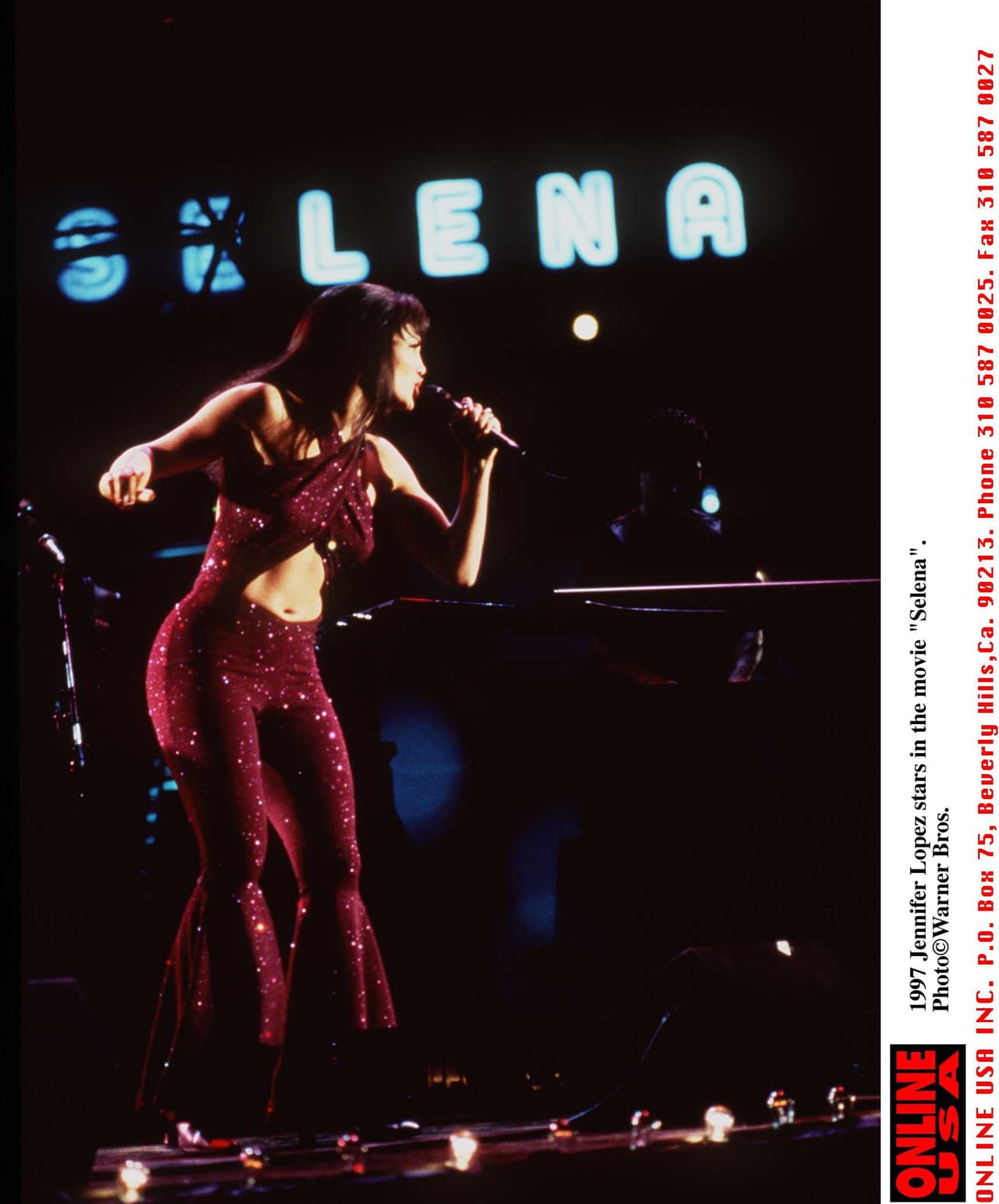 <b>COMO SELENA (1997 )</b>
<br>El inolvidable jumpsuit rojo quemado con pantalón acampanado que puso a la actriz en la mira del ojo publico al interpretar a Selena.
