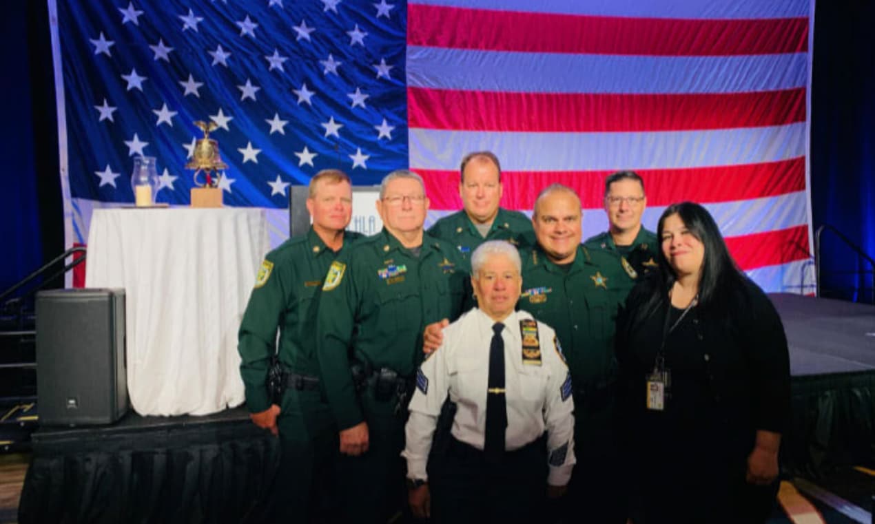 Asistentes a la conmemoración del aniversario 21 de los ataques del 11 de Septiembre organizada por bomberos del condado Orange.