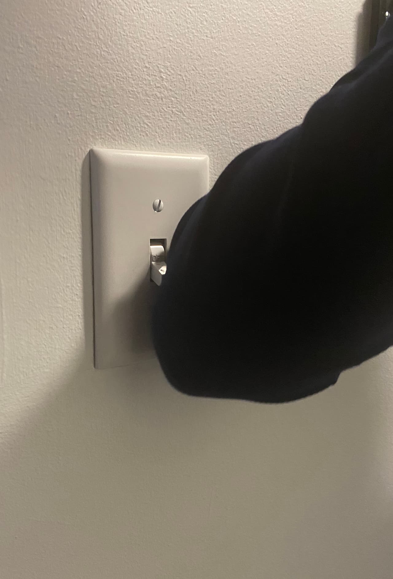 Usa solo los codos para prender y apagar la luz, botones del elevador, etc.