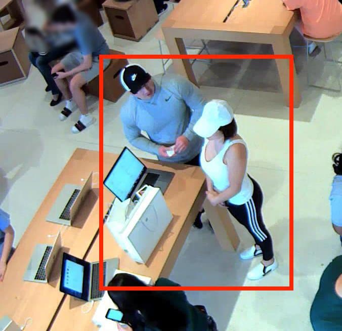 En 45 minutos, estafaron más de $ 18,000 con las tarjetas de crédito de la víctima.