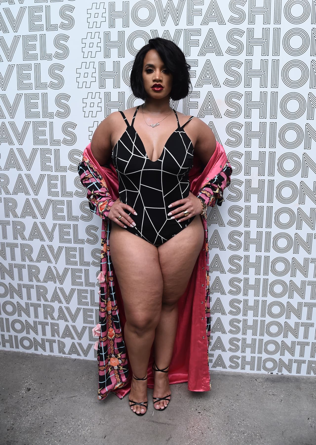 La actriz de raíces dominicanas deslumbró con este traje de baño negro con rayas blancas en el desfile de The Blonds para el New York Fashion Week.