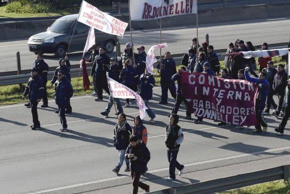 Los sindicalistas exigen que cesen los despidos y las suspensiones, un aumento salarial y de todos los planes sociales y jubilaciones "acorde al proceso inflacionario", la eliminación del impuesto a la ganancias que se aplica a los sueldos de los trabajadores registrados y la reapertura de las negociaciones para fijar aumentos salariales que se dieron por cerradas hace unos meses.