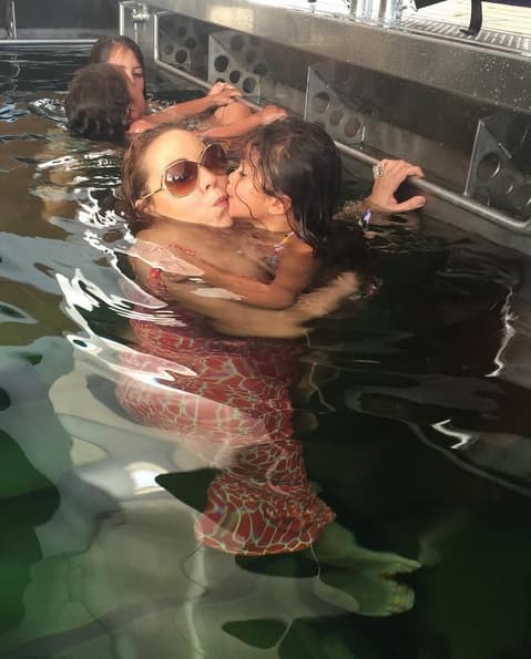 ¿Y los sensuales bikinis? Parece que Mariah se olvidó de ellos y decidió meterse a la alberca con ropa.