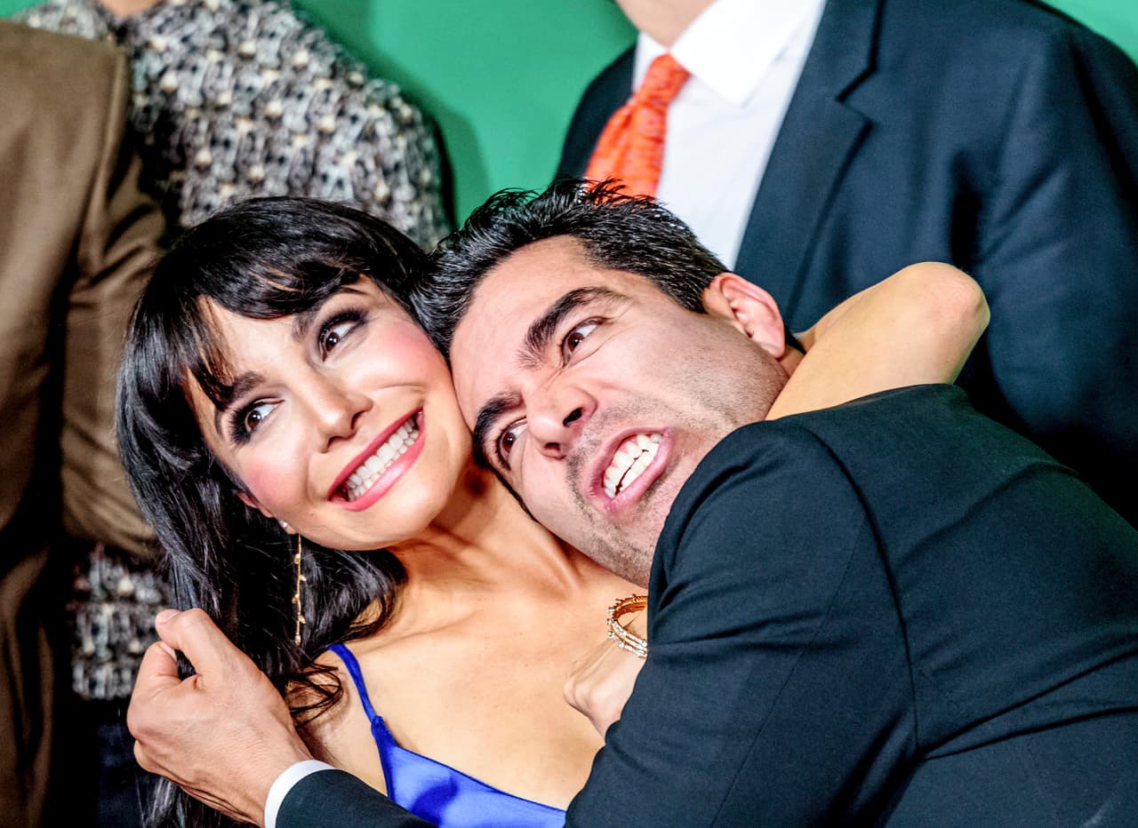 Omar se puso a bromear con Martha en la alfombra roja.