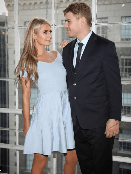 Pero aunque la pareja no ha elegido fecha para convertirse en marido y mujer, Paris adelantó que su traje de novias será "icónico".