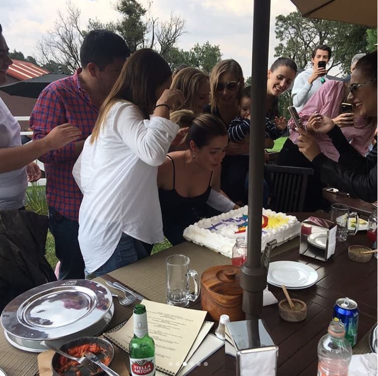 Su hijo Diego también estaba atento a lo que haría su mamá, mientras Marcus Ornellas tomaba las fotos.