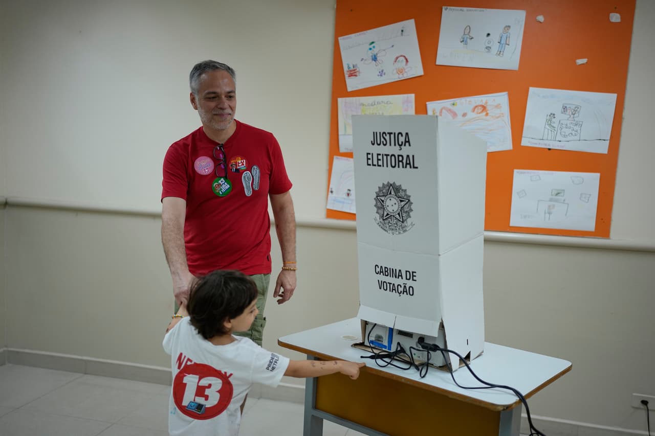 Un simpatizante del presidente Luiz Inácio Lula da Silva, vota en la segunda vuelta de las elecciones presidenciales en São Paulo, Brasil, el domingo 25 de octubre de 2026.