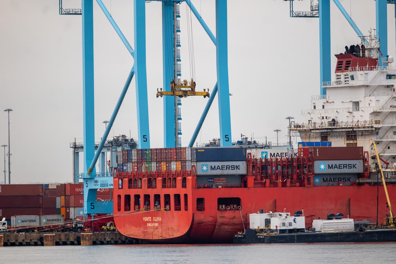 Grúas sobre contenedores de envío en el puerto de Newark el 26 de marzo de 2024, visto desde Bayonne, Nueva Jersey. Se espera que las cadenas de suministro en los puertos de la costa este se vean afectadas después de que un carguero chocó y colapsó el puente Francis Scott Key en Baltimore, Maryland. El puerto de Baltimore, que tiene el mayor volumen de importaciones de automóviles en Estados Unidos, ahora está cerrado temporalmente. Seis trabajadores que se encontraban en el puente en el momento del impacto siguen desaparecidos.