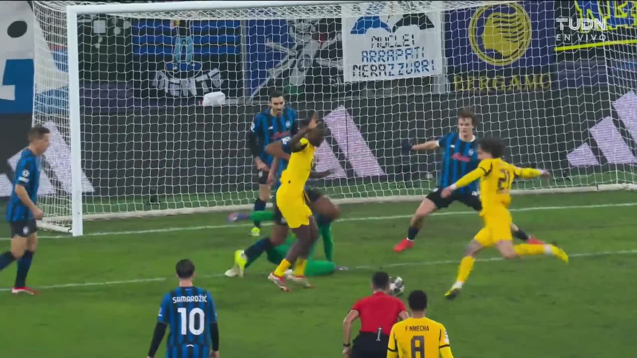 ¡GOL!  anota para Borussia Dortmund. Karim Adeyemi